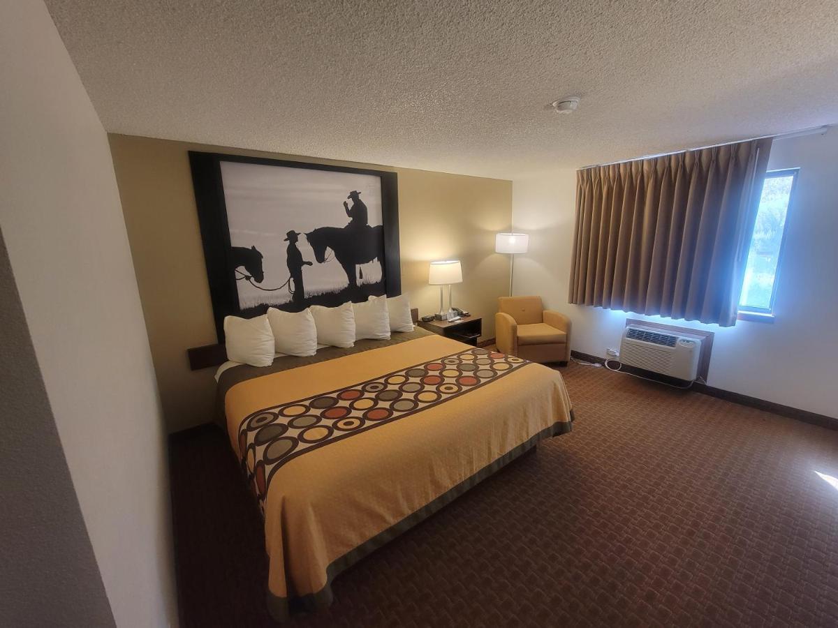 Super 8 By Wyndham Cody Hotel Eksteriør billede