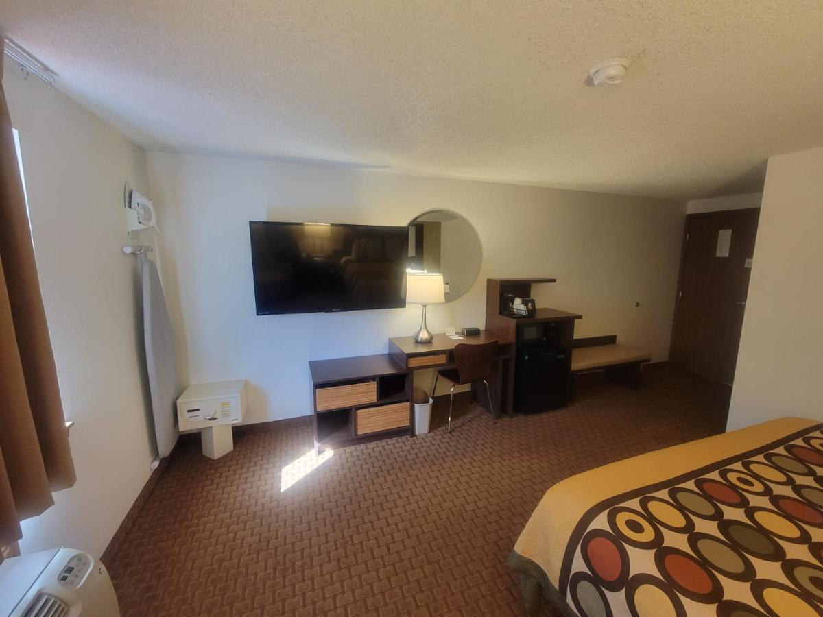 Super 8 By Wyndham Cody Hotel Eksteriør billede