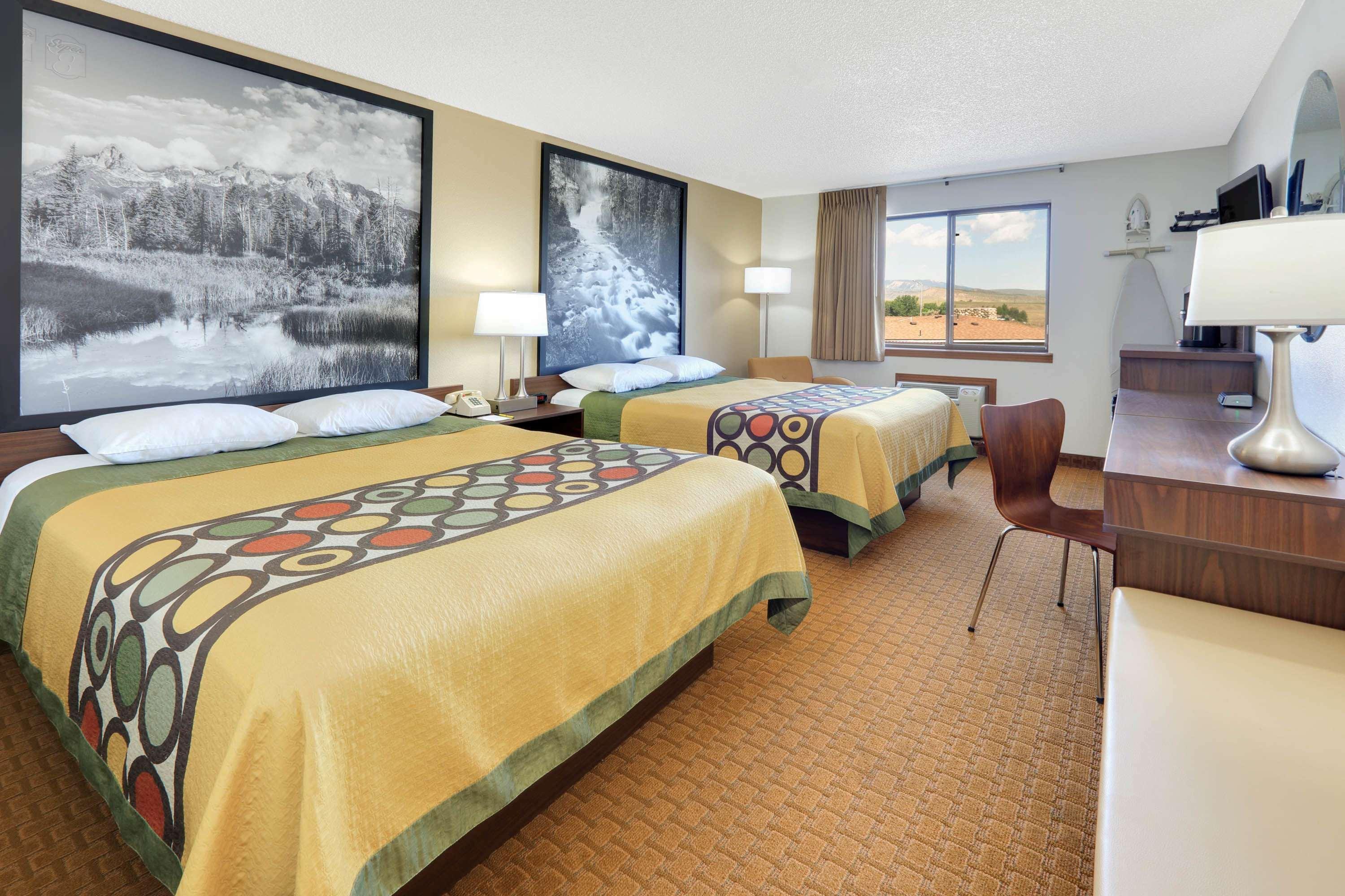 Super 8 By Wyndham Cody Hotel Eksteriør billede