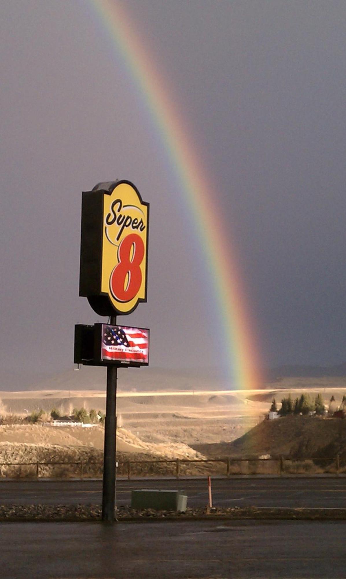Super 8 By Wyndham Cody Hotel Eksteriør billede