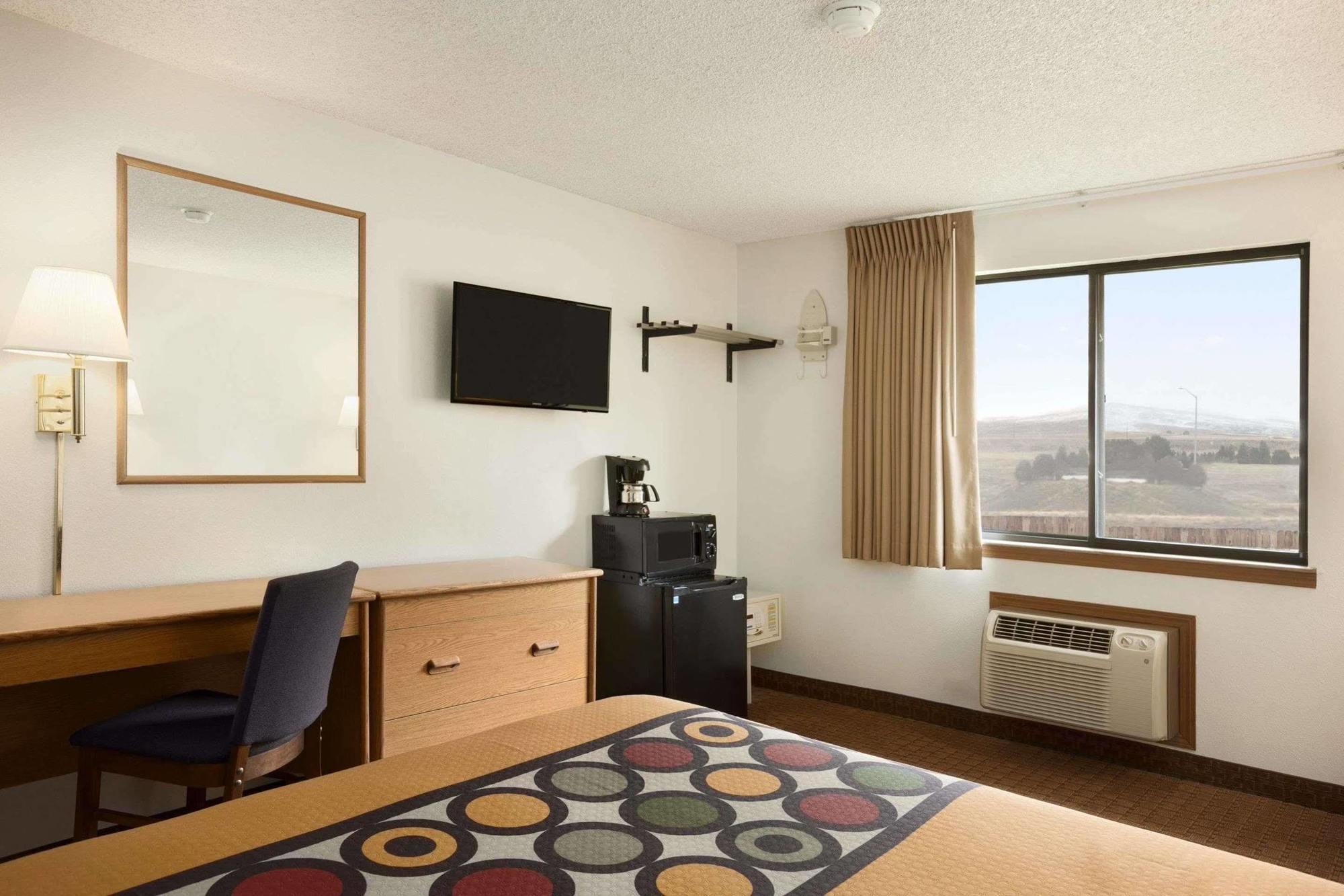 Super 8 By Wyndham Cody Hotel Eksteriør billede