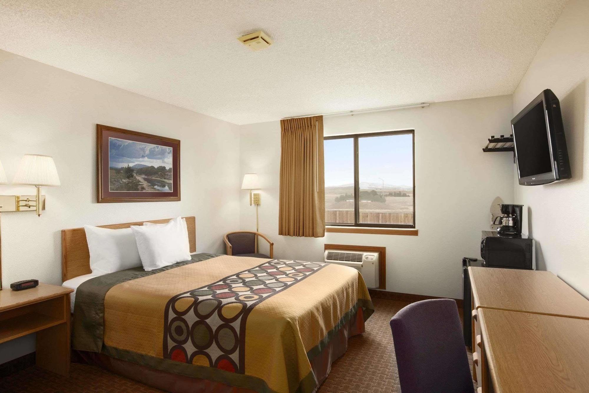 Super 8 By Wyndham Cody Hotel Eksteriør billede