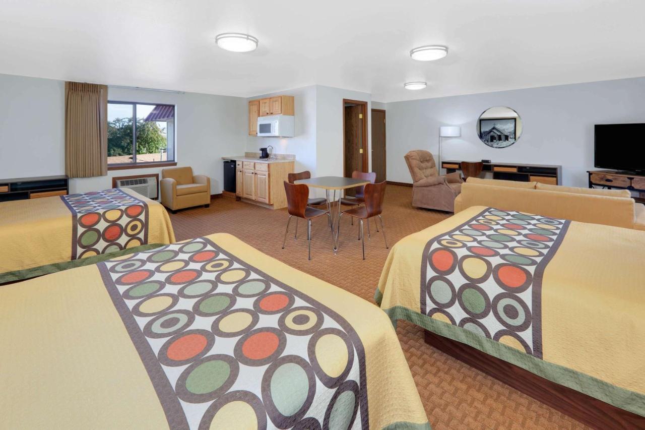 Super 8 By Wyndham Cody Hotel Eksteriør billede