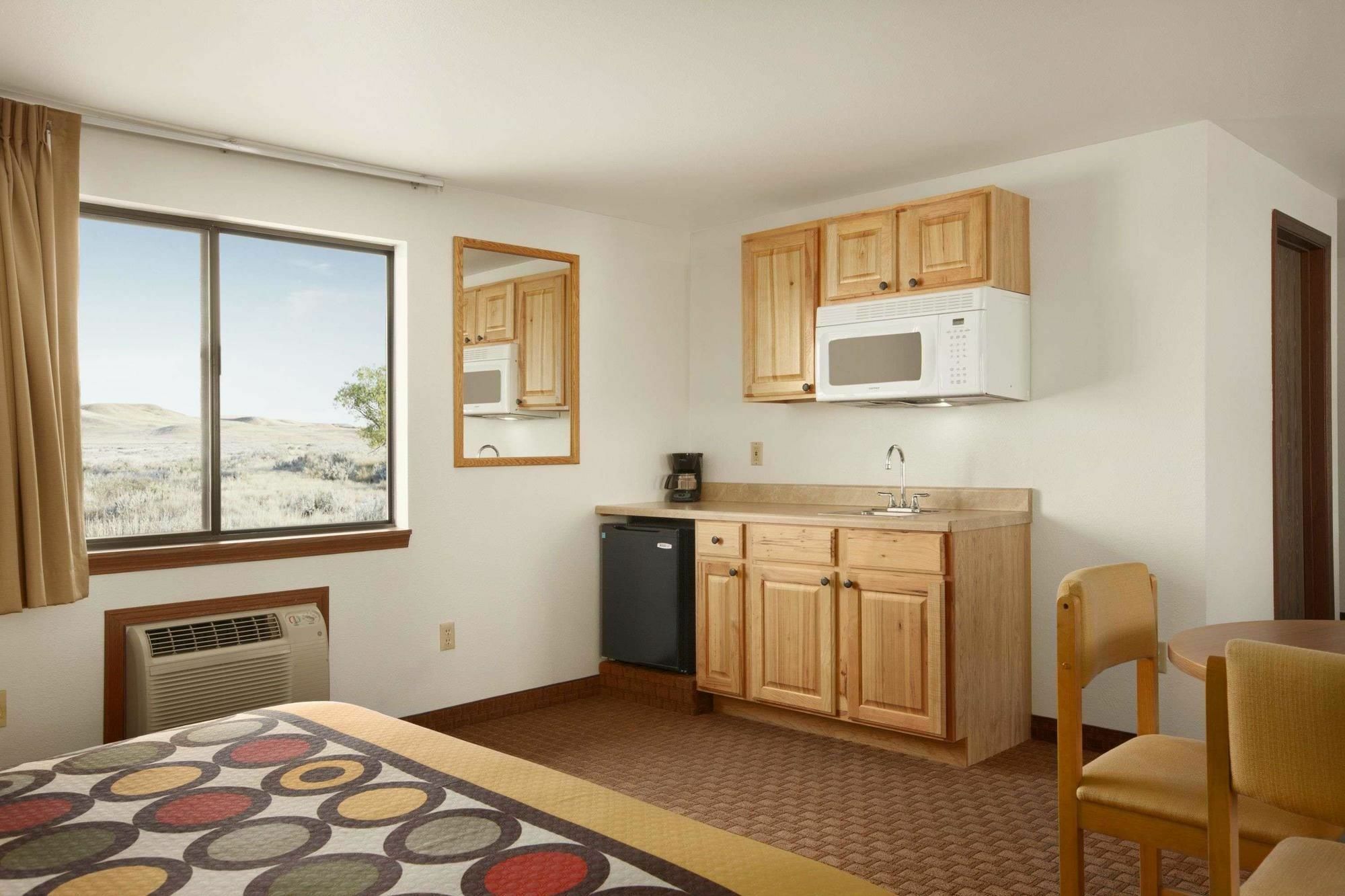 Super 8 By Wyndham Cody Hotel Eksteriør billede