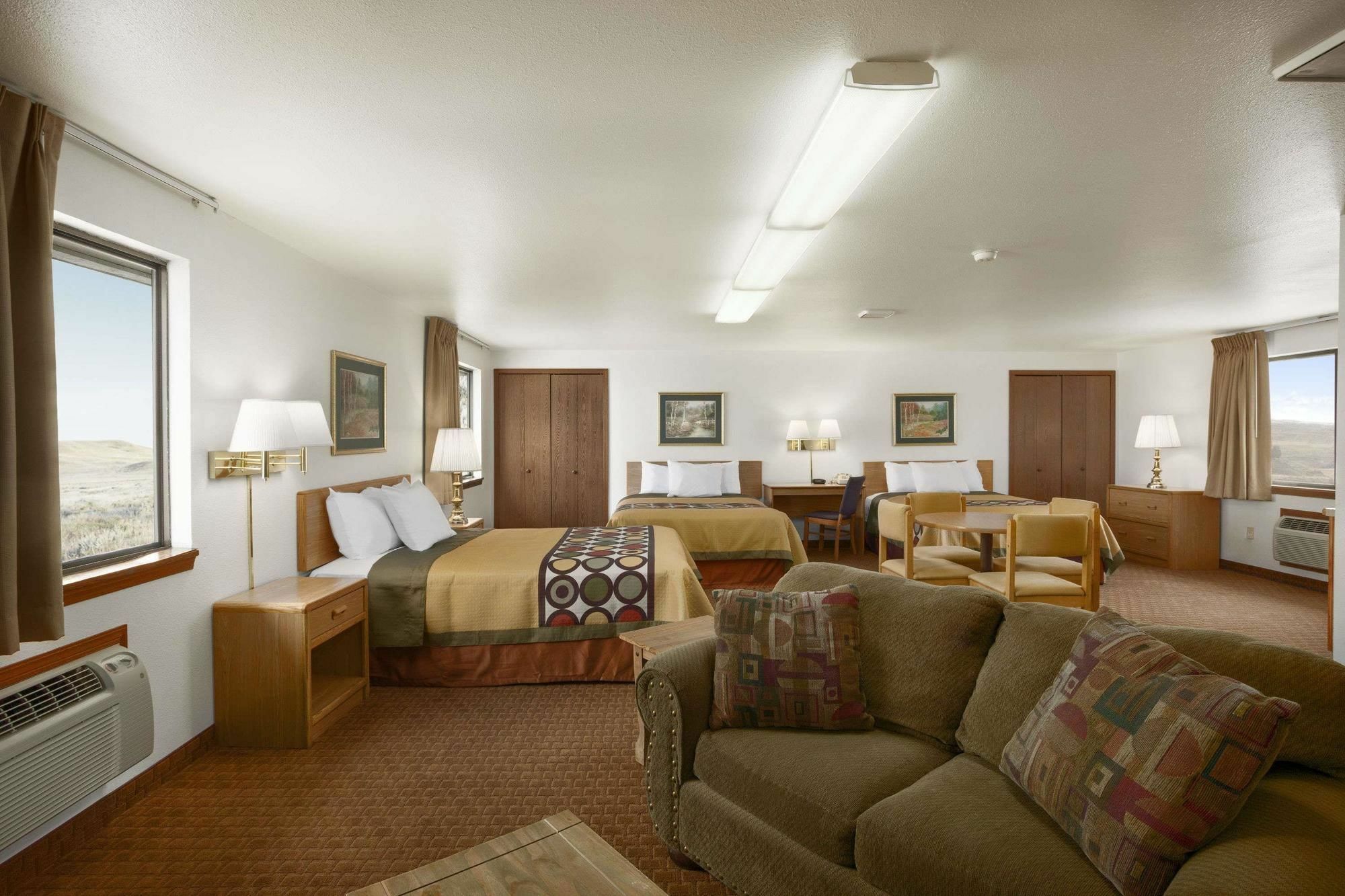 Super 8 By Wyndham Cody Hotel Eksteriør billede