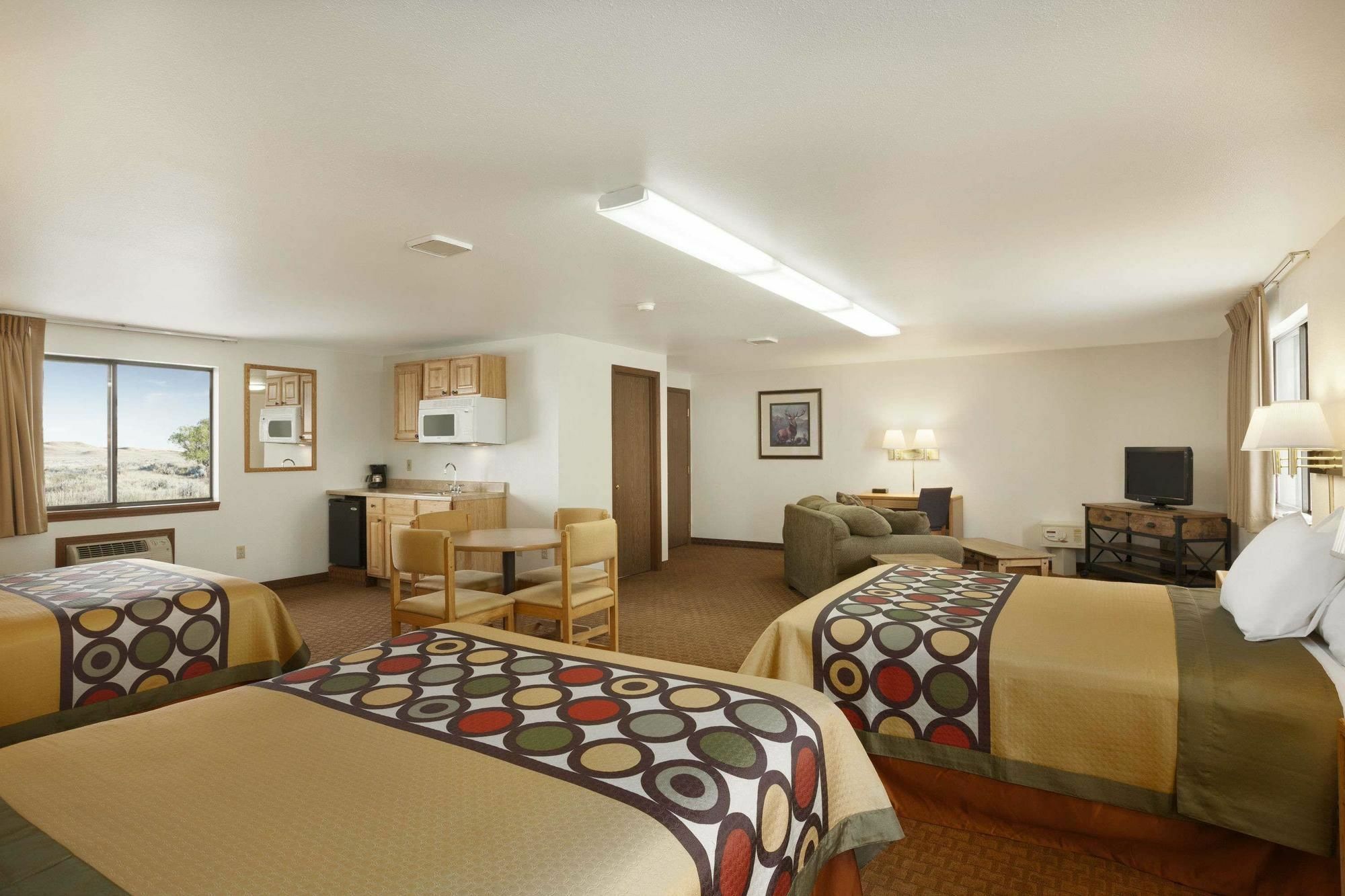 Super 8 By Wyndham Cody Hotel Eksteriør billede